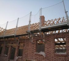 Pose des &eacute;chafaudage de s&eacute;curit&eacute; sur la charpente de la fa&ccedil;ade avant