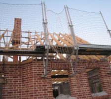 Pose des &eacute;chafaudages de s&eacute;curit&eacute; au dessus du bow window