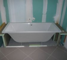 Salle de bain, coffrage de la baignoire, avec r&eacute;servation sur les plateau de la hauteur d'un carreau