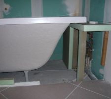 Salle de bain, coffrage de la baignoire, avec r&eacute;servation sur le plateau de la hauteur d'un carreau