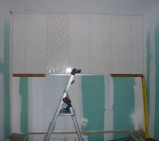 Salle de bain, mise en place de la fa&iuml;ence 100x35 avec panneau d&eacute;cors. Carrelage "Love".
Des tasseaux sont mis en place car ils glissent !!!
En bas le tasseau de maintient de la baignoire compl&eacute;tant ainsi la tenue globale.