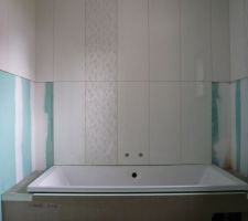 La suite du carrelage. La baignoire est rapidement mise en place pour la photo...