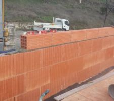 Élévation des murs de la mezzanine - brique de 15 pour passer la sablière en bois devant