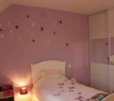 Chambre Fille rose parme 6 ans, Stickers 3d papillons avec un éclairage différent (manque un chevet)