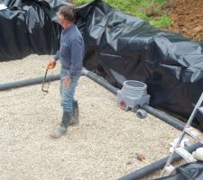 Drainage de la fosse septique en cours