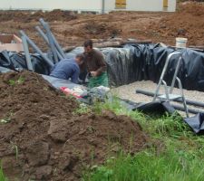 Drainage de la fosse septique en cours