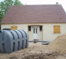 Vue de la fosse septique, c'est énorme vu de près! elle fait 3000 litres