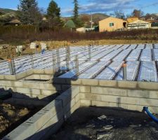 Le polystyr&egrave;ne a &eacute;t&eacute; pos&eacute; et les tuyaux du plancher chauffant le seront lundi ; la dalle mardi.
