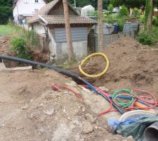 Passage en gaine de 250 des gaines diverses pour passer sous le ruisseau