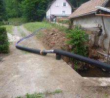 Passage en gaine de 250 des gaines diverses pour passer sous le ruisseau