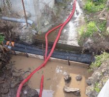 Installation des gaines de 250 pour passer sous le ruisseau  70 cm de profondeur