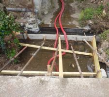 Installation des gaines de 250 pour passer sous le ruisseau  70 cm de profondeur