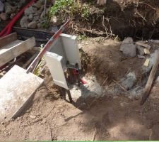 Mise en place, d'un coffret electrique pour la pompe et d'une prise
electrique