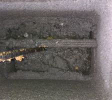 Dans les parapaings : Très peu de ferraillage, et non lié.