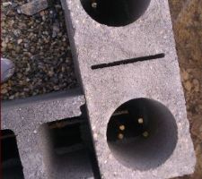 Parpaing d'angle : Ferraillage vertical... pour l'angle du garage.