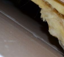 Une seule couche de 10 cm entre fermettes, alors que 20cm pr&eacute;vu sur notice et plan