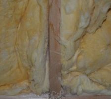 Une seule couche de 10 cm entre fermettes, alors que 20cm pr&eacute;vu sur notice et plan