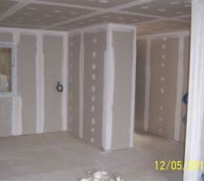 Vue de l'entr&eacute;e depuis le salon.