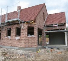 Pose des tuiles sur la charpente en fa&ccedil;ade