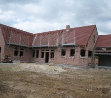 Pr&eacute;paration des tuiles sur la charpente