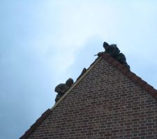 Pose des tuiles de rive sur le pignon du garage