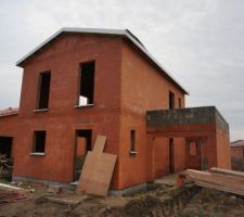 La facade, lacrotere du garage a ete fait ainsi que les seuils.