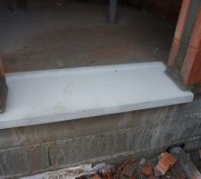 Seuil de la porte d'entrée. En beton.
