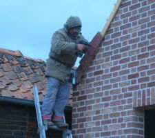 Pose des tuiles de rive