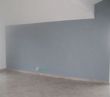 Deuxième couche de gris gabon dans le salon