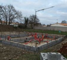 Fondation avec gaine electrique a vide et tuyaux d'évacuation