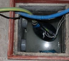 Pompe immergée pour la source.