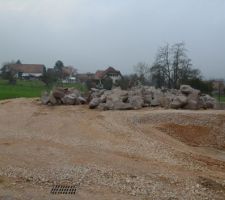 Chargement de la plateforme avec les blocs de granit qui serviront par la suite au mur de soutainement