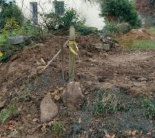 Façade avant. Le surplus de terre a été enlevé.