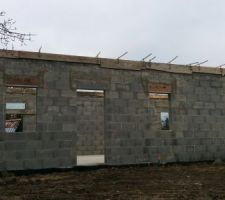 Fa&ccedil;ade avant. Le surplus de terre a &eacute;t&eacute; enlev&eacute;.