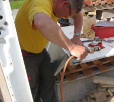 D&eacute;coupage et soudure du zinc pour la couverture