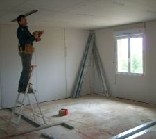 La pose des rails pour les futures cloisons.