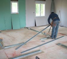 La pose des rails pour les futures cloisons.