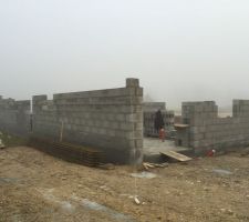 Les murs se montent !! Ici vue du garage à droite et porte d'entrée à gauche.