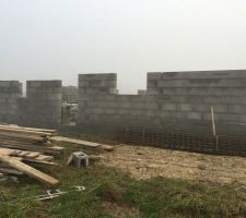 Vue de la fa&ccedil;ade nord : fen&ecirc;tre de la salle de bains, porte d'entr&eacute;e, fen&ecirc;tre du garage.