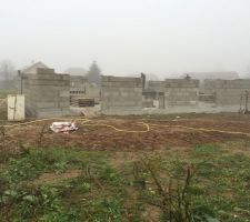Vue de la fa&ccedil;ade sud : fen&ecirc;tre de la cuisine, du salon et de la chambre parents.