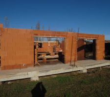 Façade sud. Reste une rangée de briques et la rangée de chainage. Les fers des futurs piliers sont posés.