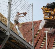 R&eacute;ception des tuiles pour les positionner sur la charpente