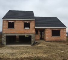 La toiture est terminée, il ne manque plus que les cheneaux en alu noir.