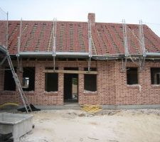 Pr&eacute;paration des tuiles sur charpente