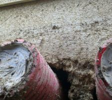 Gaines sous le niveau de la terre avec des fentes, isolation contre l'eau sous la dalle de la maison ??