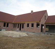 Couverture presque termin&eacute;e: il manque les dessous de toiture; les cache_moineaux et surtout les goutti&egrave;res