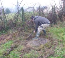 Excavation de la terre autour de la bouche d'égout