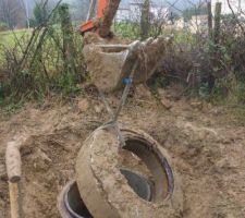 Excavation de la terre autour de la bouche d'égout