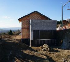 Et voilà! La couverture est finie! 
On remarquera au premier plan le terrassement du voisin mitoyen qui avance à grands pas!