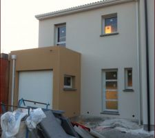 La maison est enduite et les gouttières sont posées.